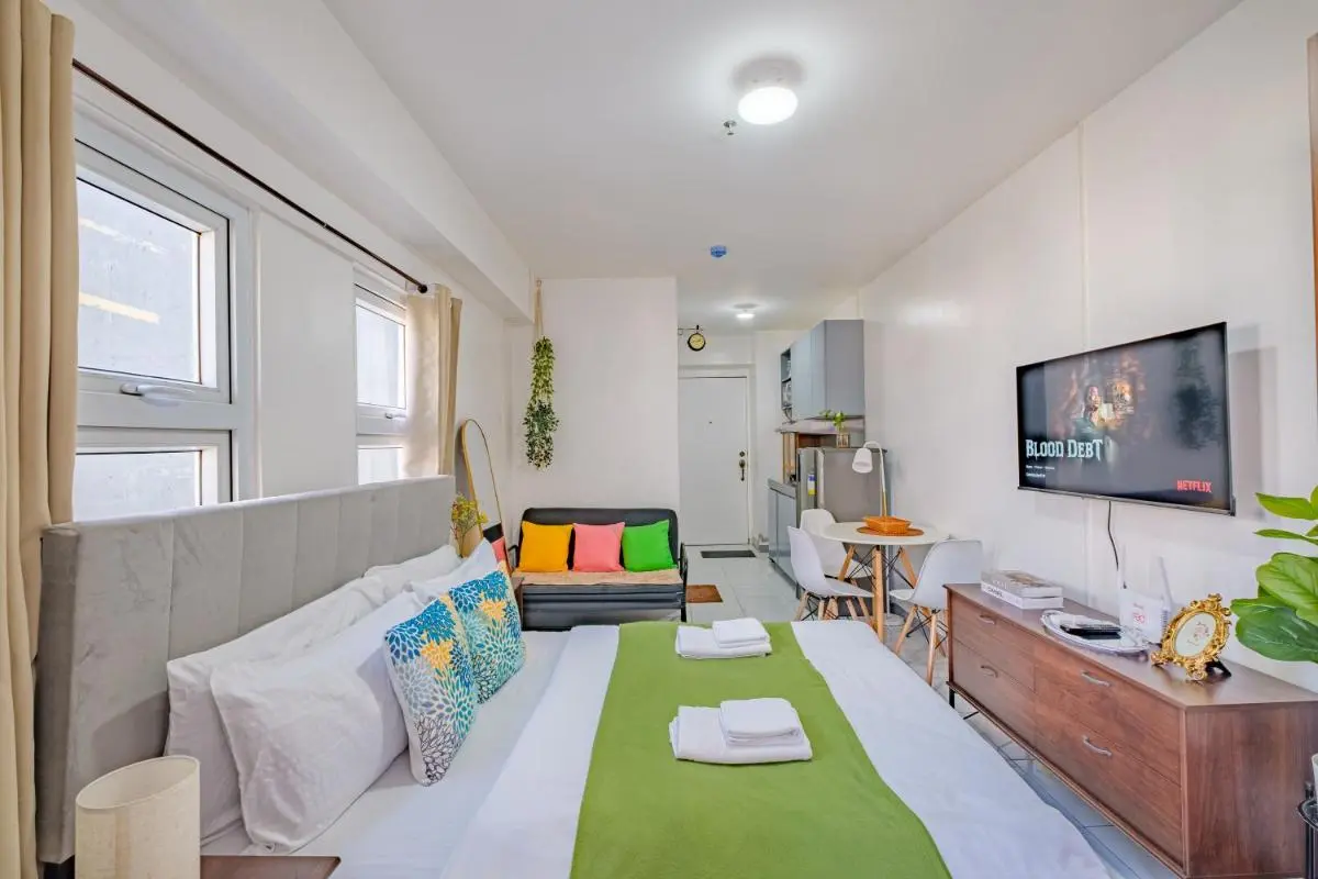 Image 5 of Cozy Studio with Balcony Netflix Free Access to POOL and GYM 100mbps