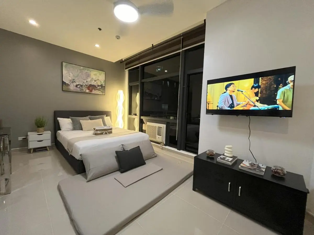 Image 1 of Cozy Studio with City View & Pool Access in Makati