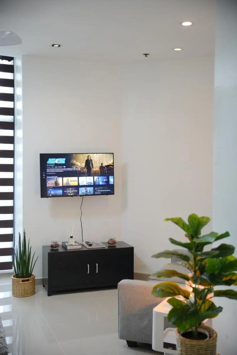 Image 2 of Cozy Studio with City View & Pool Access in Makati