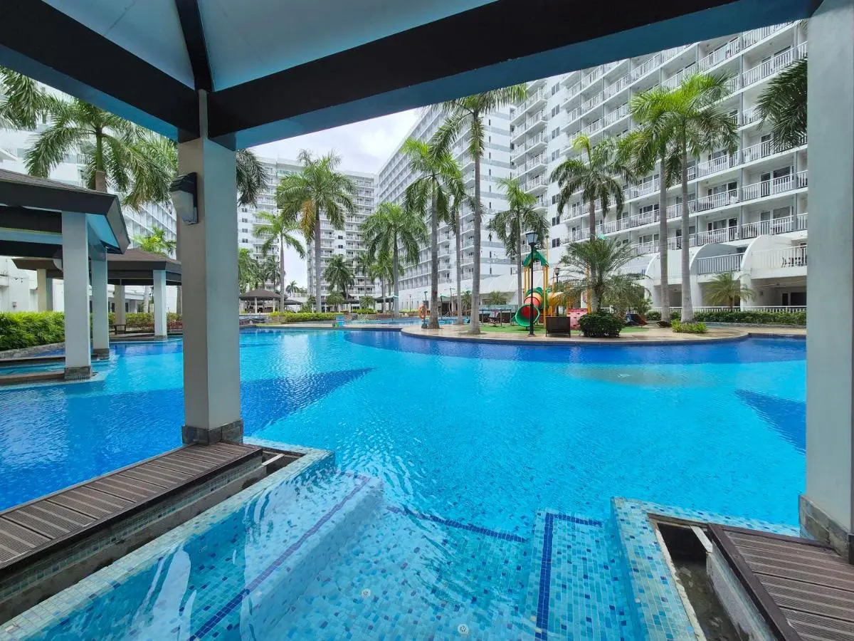 Image 3 of Family Suite with Big Balcony and Pool View