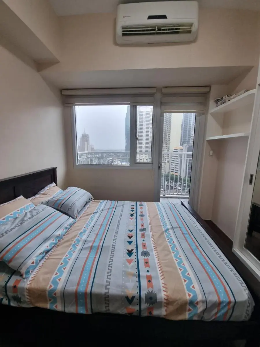 Image 3 of Good Value Makati Studio Unit – Pool View With Balcony