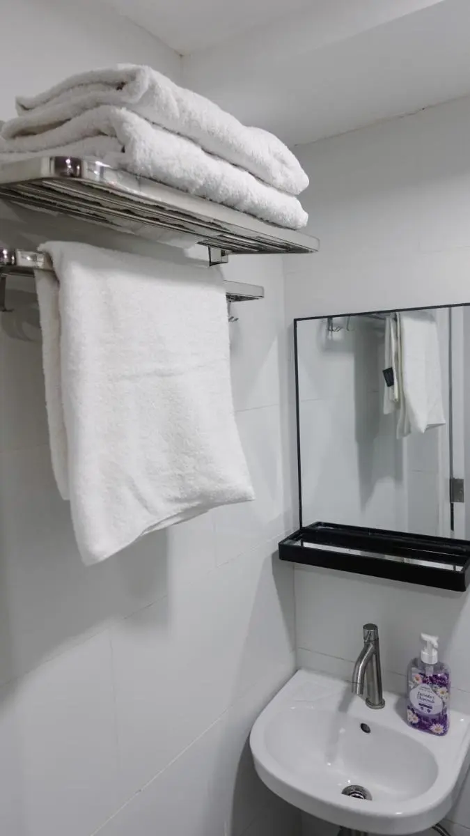 Image 3 of Group Stay for 6 with 3 Bunk Beds, Kitchen, Wi-Fi & Netflix, Near MRT Boni