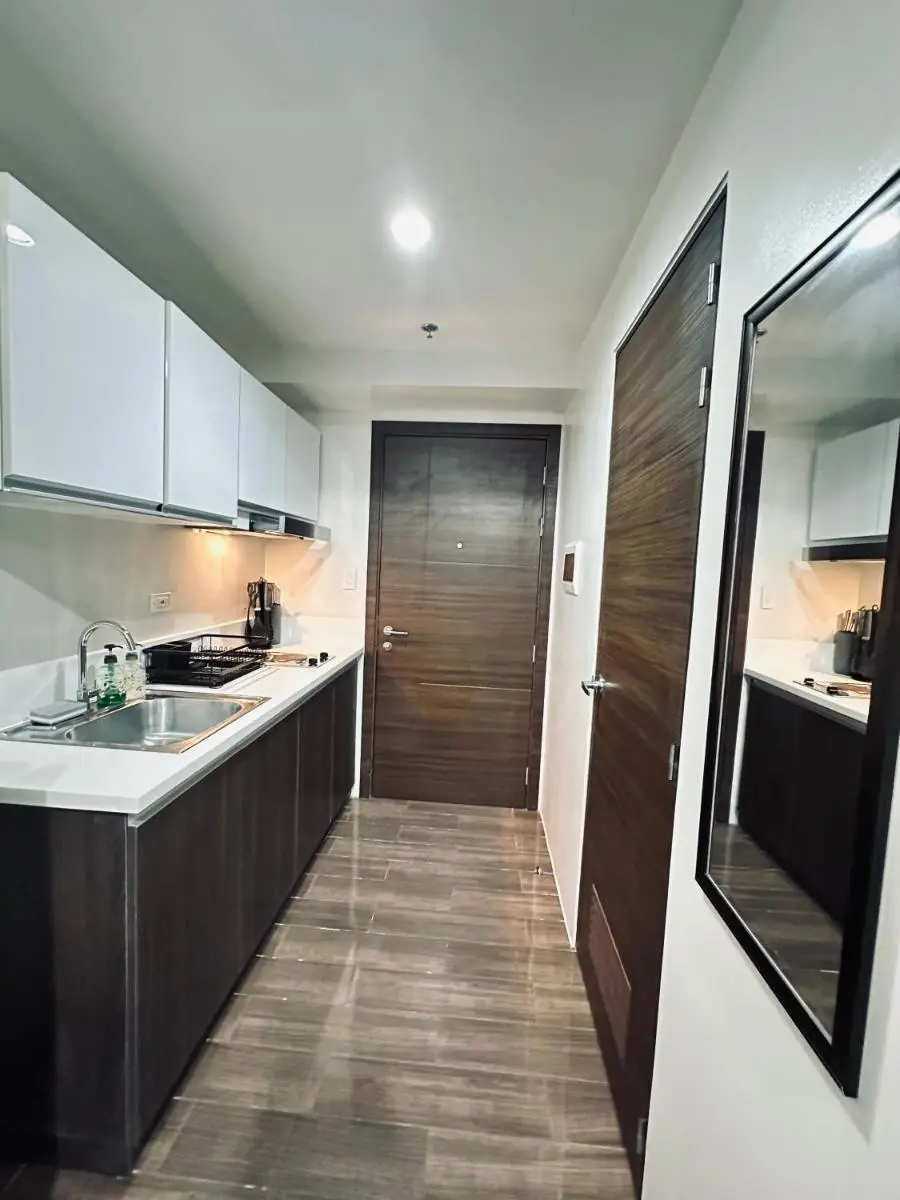 Image 3 of Heart of Makati, Fully furnished condo, cbd central location