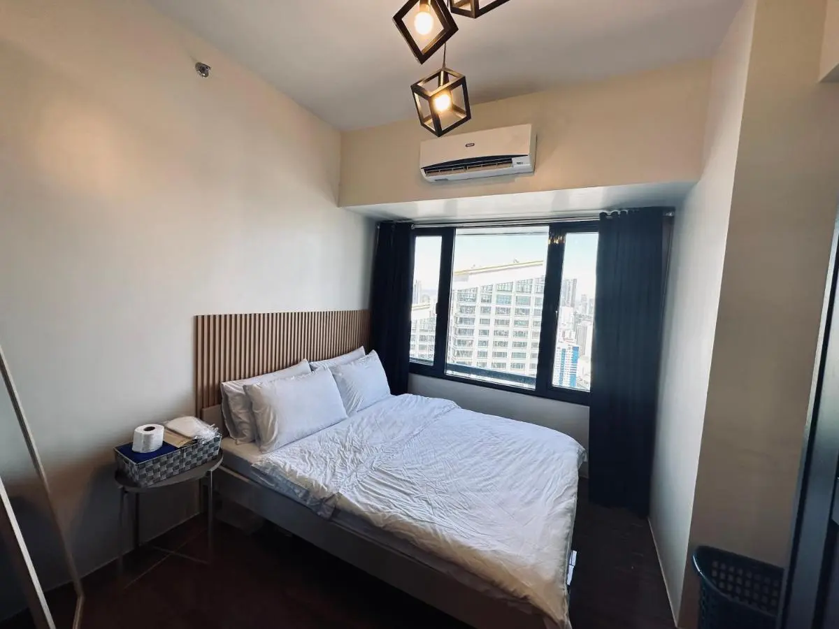 Image 1 of Heart of Makati, Fully furnished condo, cbd central location