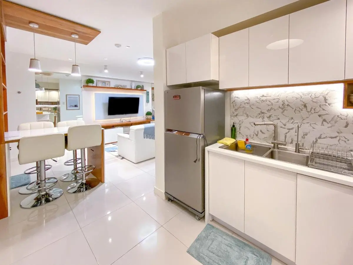 Image 4 of Large 1-Bedroom Condo 60sqm Makati Rockwell CBD Poblacion