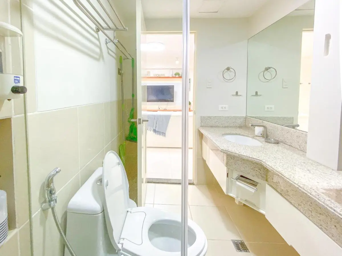 Image 6 of Large 1-Bedroom Condo 60sqm Makati Rockwell CBD Poblacion