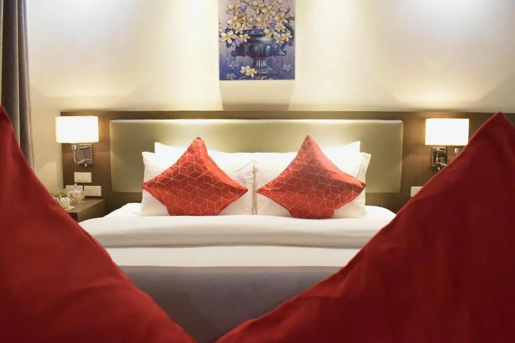 Image of Luxe Suite at BCCT – BGC’s Prime Studio – Gym, Infinity Pool with breathtaking skyline view