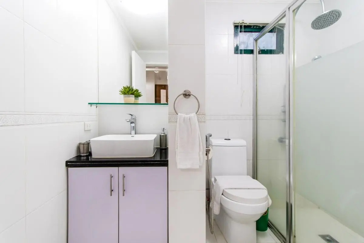 Image 2 of Luxury spacious 2BR in Salcedo Village