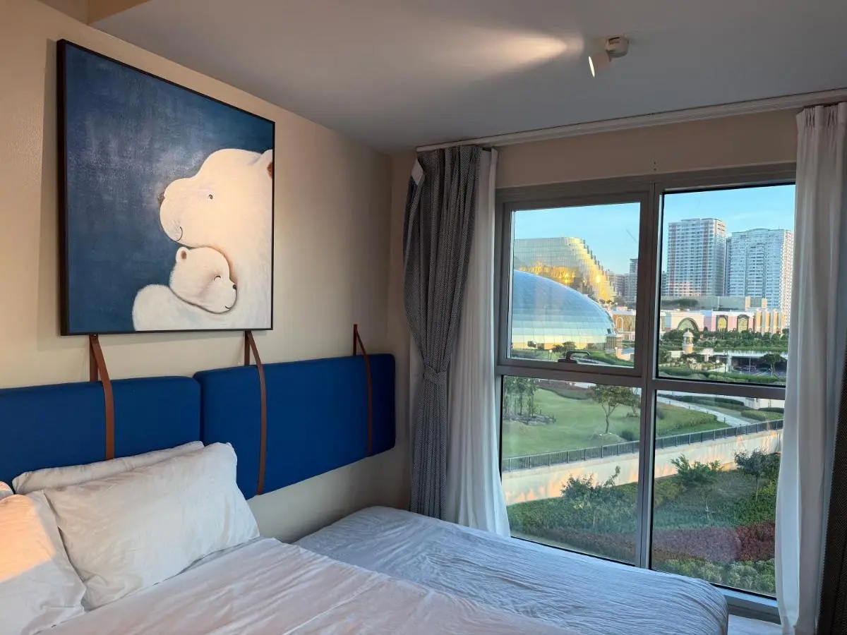 Image 1 of Modern 1BR with Balcony Facing Infinity Pool Manila Bay Sunset Near Airports OKADA Solaire MOA