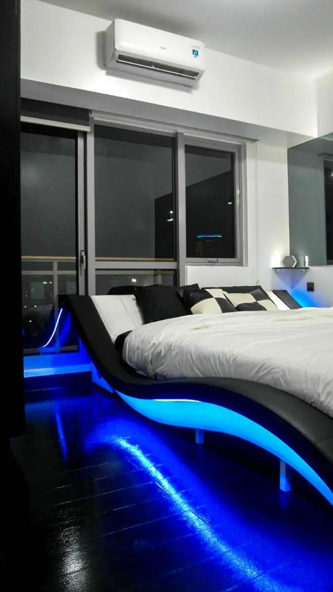Image 3 of Modern Luxury Lower Penthouse Unit
