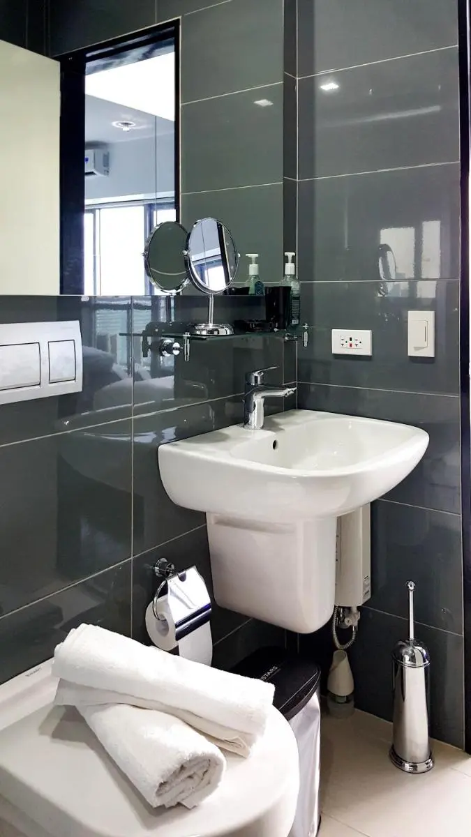 Image 4 of Modern Luxury Lower Penthouse Unit