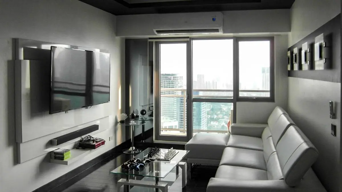 Image 2 of Modern Luxury Lower Penthouse Unit