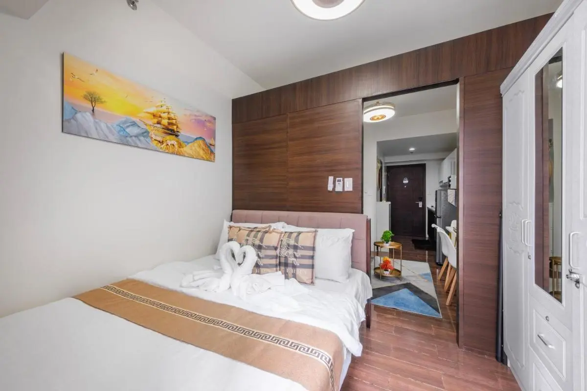 Image 1 of Newly Turned 0ver Cond0- Air Makati 1BR with Balcony