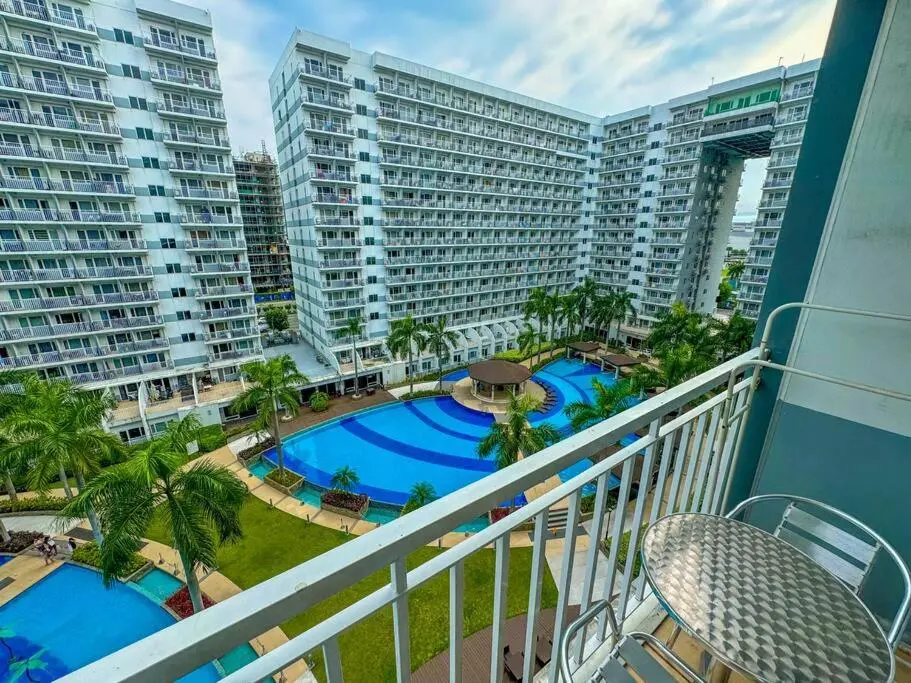 Image of Pool View 1BR 2-4 Guests, 5 mins to Mall of Asia