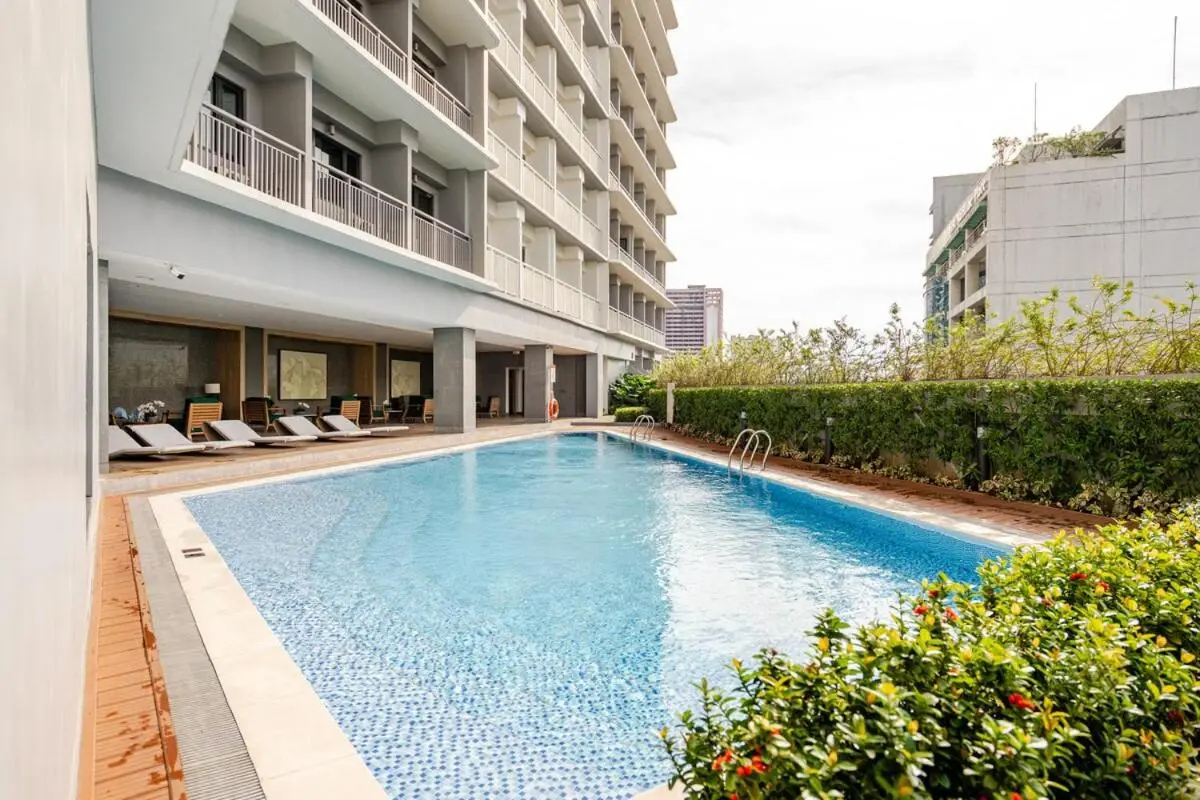 Image 3 of Relaxing 1BR condo with Pool and Balcony in Makati