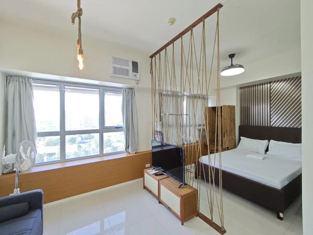 Image 1 of Spacious & Stylish Condo Free Wifi & Netflix TLB2