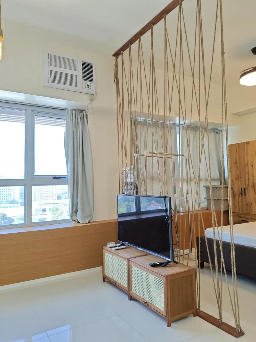 Image 6 of Spacious & Stylish Condo Free Wifi & Netflix TLB2