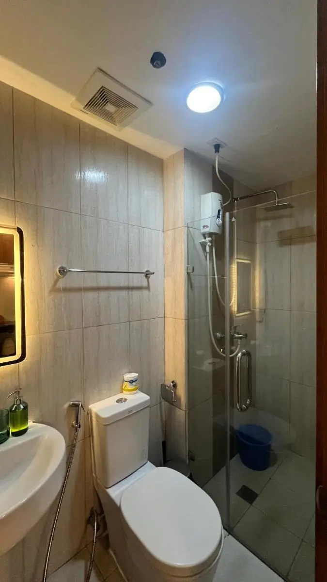 Image 5 of Studio Sea View Unit – Walking distance to US Embassy and St Lukes Ermita! with 50″ Smart TV, Wifi, Netflix & Prime!