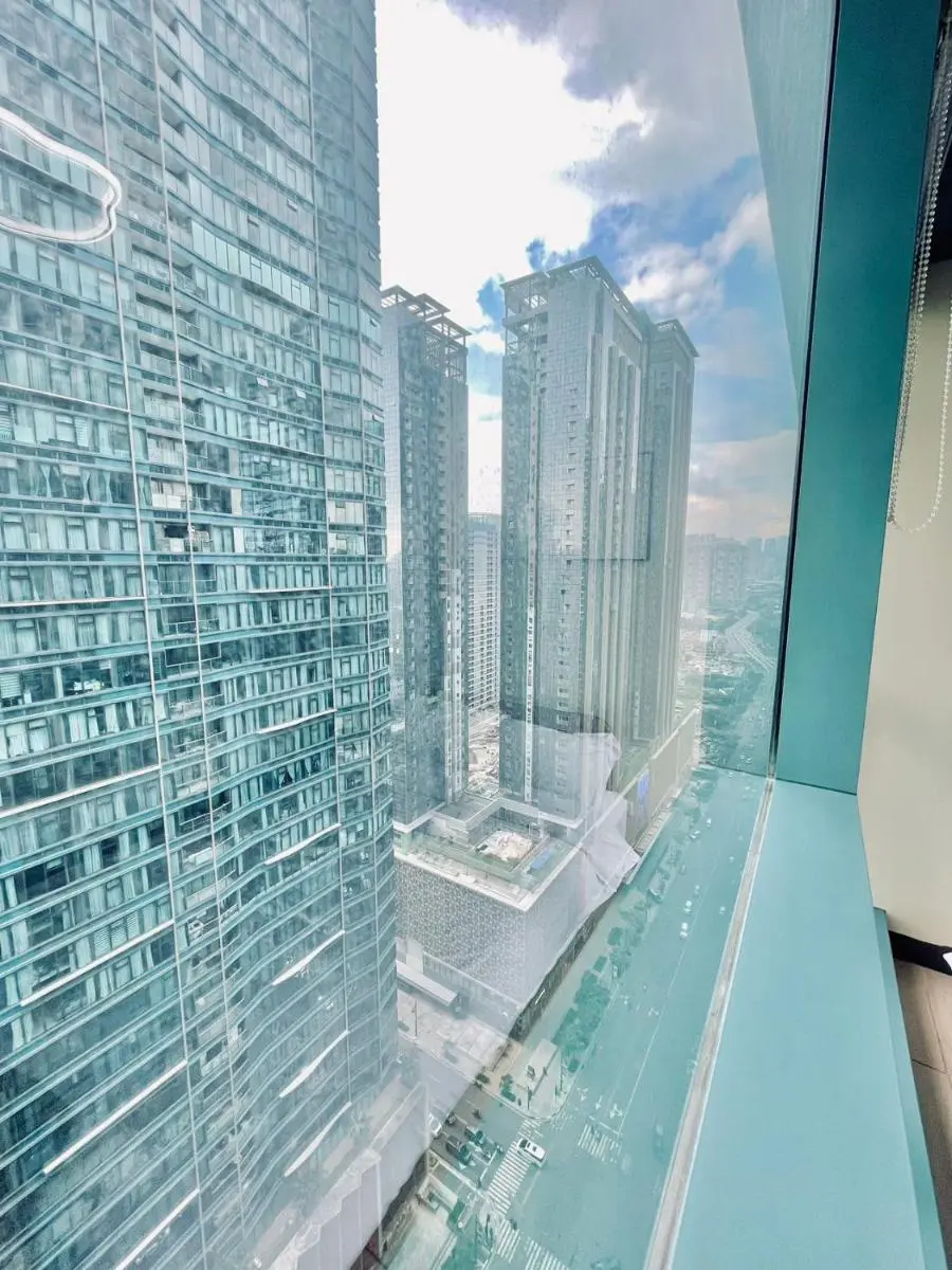 Image 3 of Thompson Suites Queen Room, One Uptown Residences, XBOX & Netflix