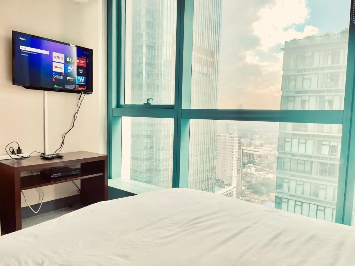 Image 5 of Thompson Suites Queen Room, One Uptown Residences, XBOX & Netflix