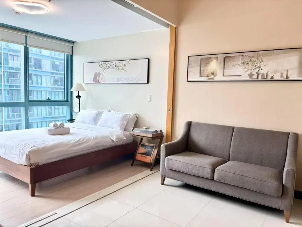 Image of Thompson Suites Queen Room, One Uptown Residences, XBOX & Netflix