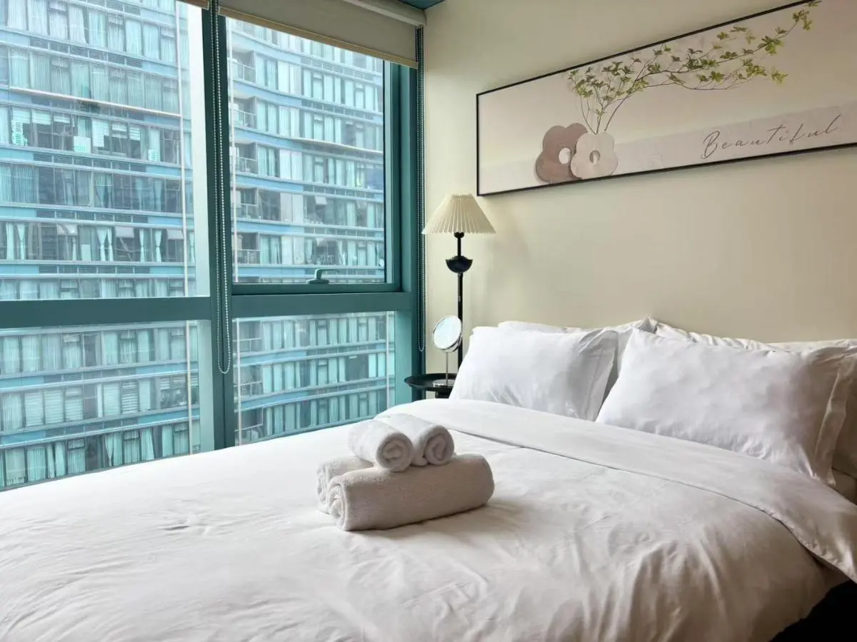Image 1 of Thompson Suites Queen Room, One Uptown Residences, XBOX & Netflix