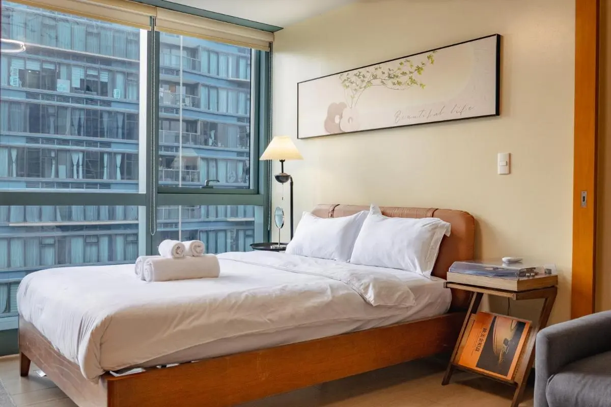 Image 6 of Thompson Suites Queen Room, One Uptown Residences, XBOX & Netflix