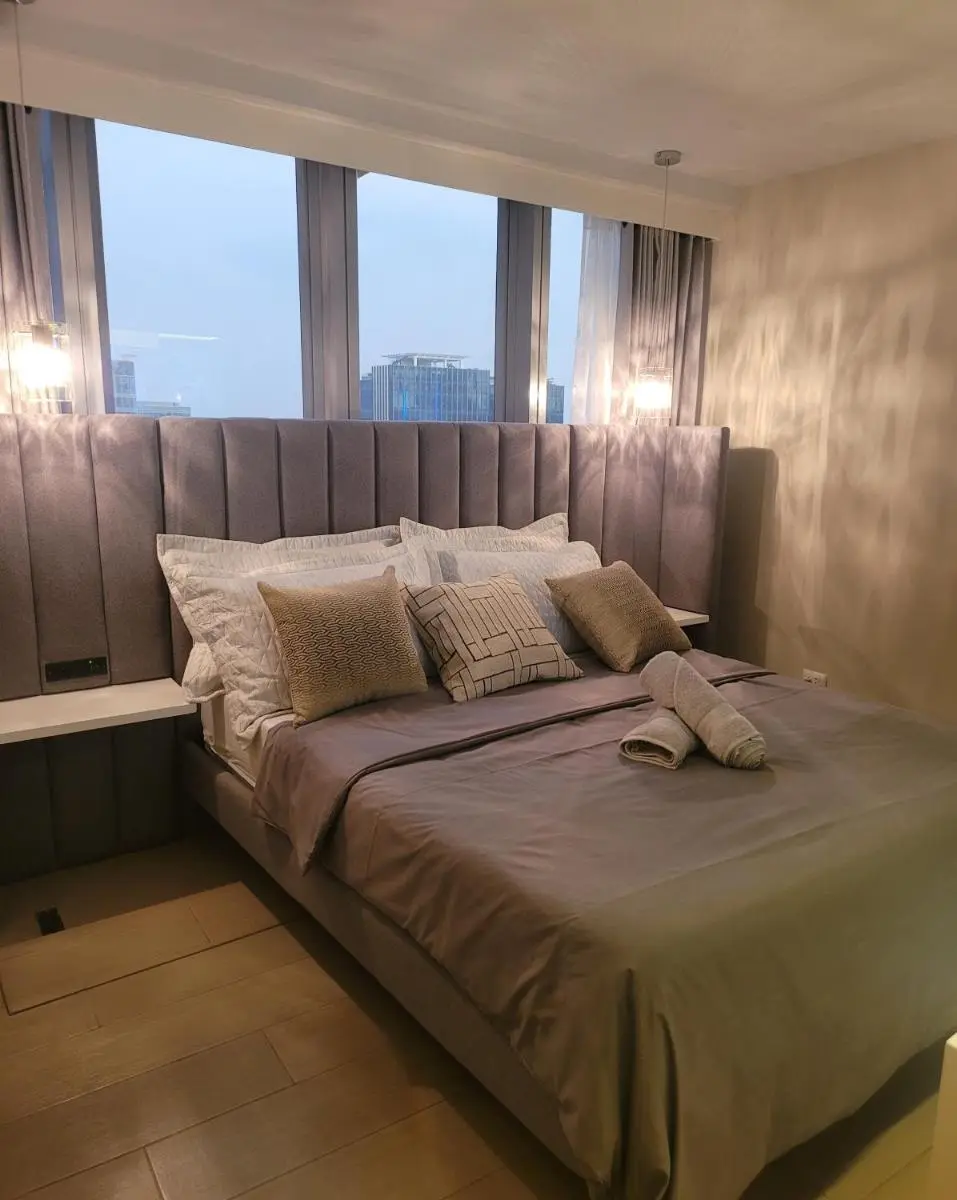 Image 1 of Uptown Parksuites Tower 1 at BGC – Staycations Up Above 12