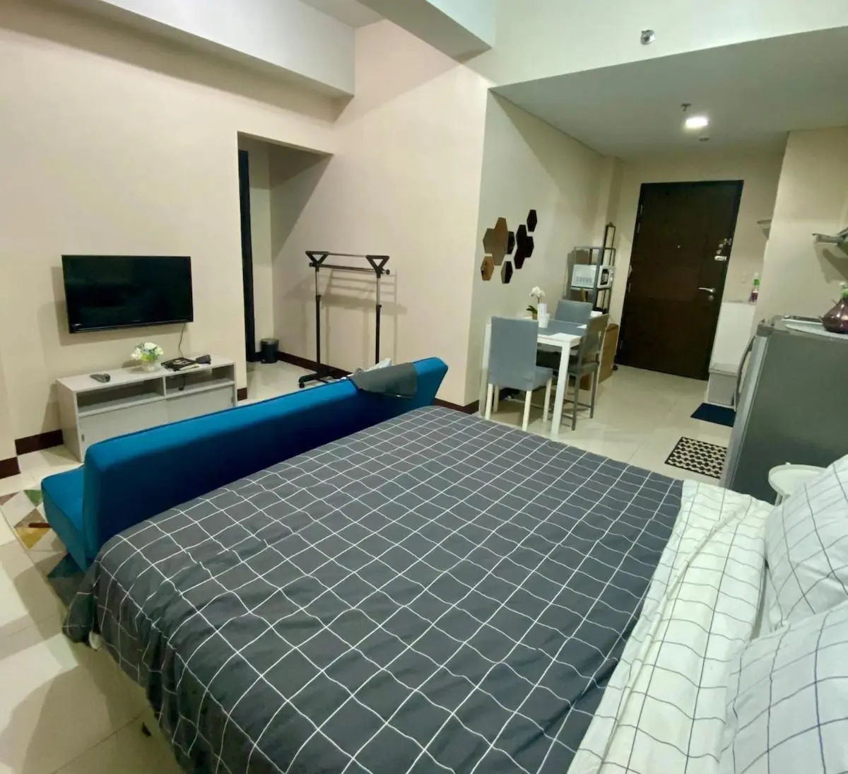 Image 1 of studio flat at 101 Newport Boulevard