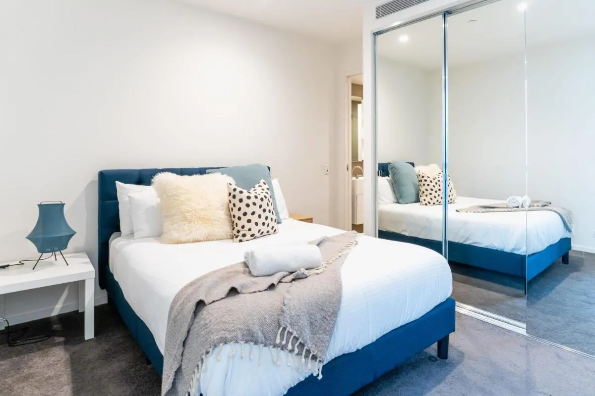 108 HighRise Condo Lake Bay View — 2
