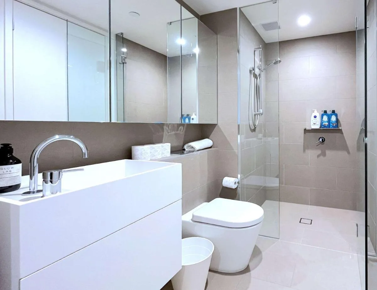 108 HighRise Condo Lake Bay View — 3