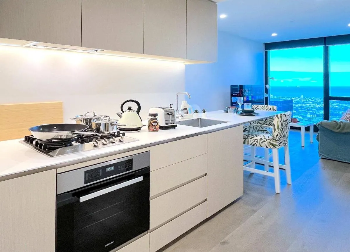 108 HighRise Condo Lake Bay View — 4