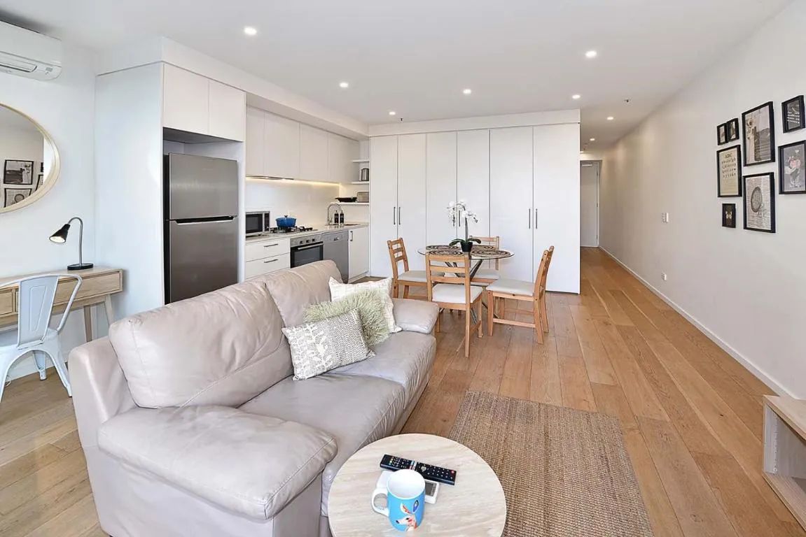 17VR01 – Central 1B Apt in near St KILDA Beach!