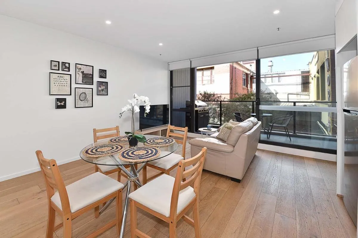 17VR01 – Central 1B Apt in near St KILDA Beach! — 4