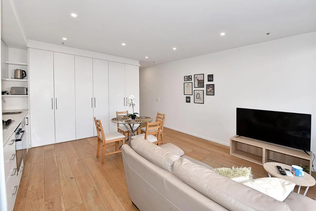 17VR01 – Central 1B Apt in near St KILDA Beach! — 5