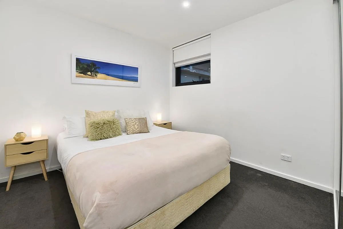 17VR01 – Central 1B Apt in near St KILDA Beach! — 2