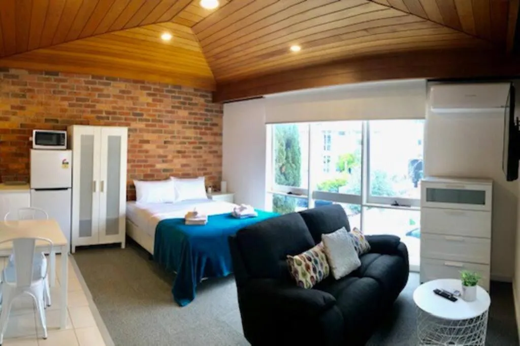 206DR9 – Sunny Studio Apt in Carlton! AC, Smart TV& Prkg!