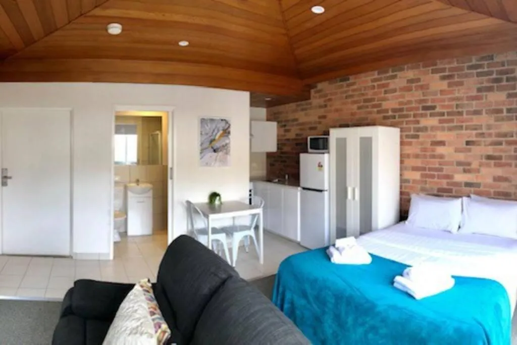 206DR9 – Sunny Studio Apt in Carlton! AC, Smart TV& Prkg! — 2