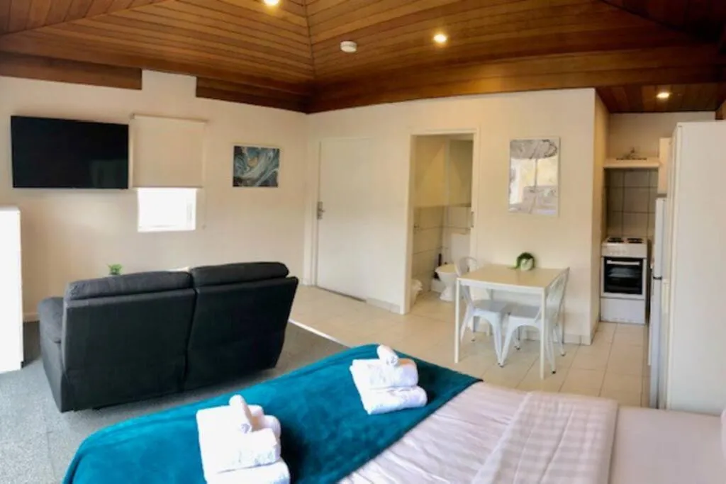 206DR9 – Sunny Studio Apt in Carlton! AC, Smart TV& Prkg! — 5