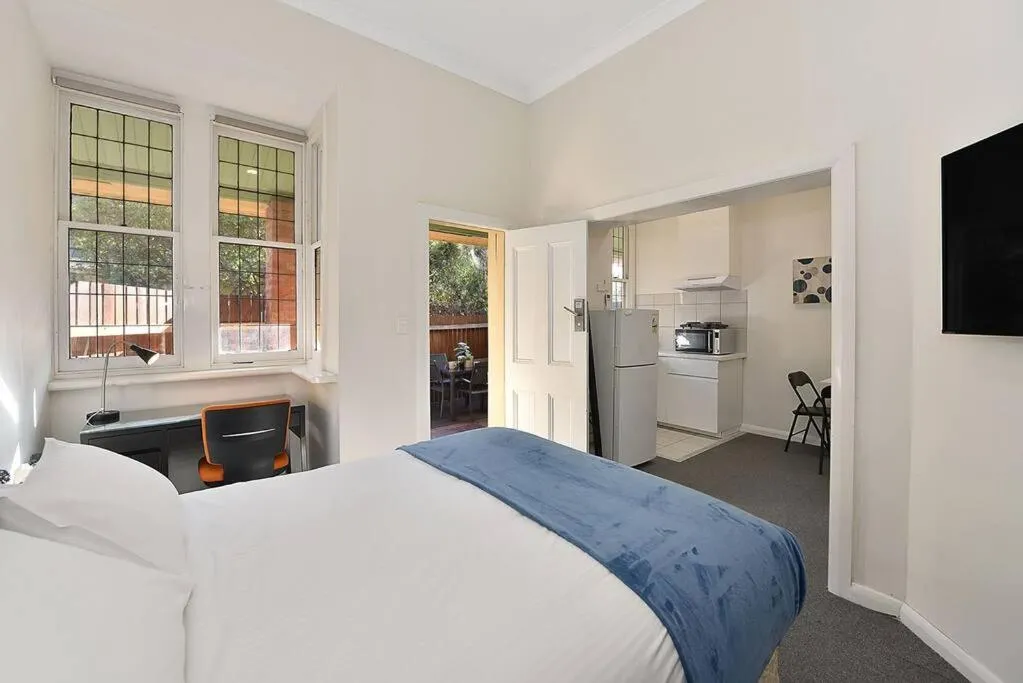 209BR3 – Beautiful Studio in Brunswick! AC, Parking, Deck!