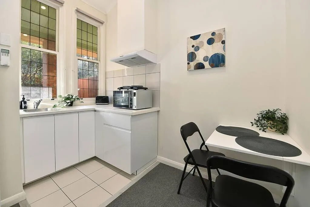 209BR3 – Beautiful Studio in Brunswick! AC, Parking, Deck! — 2