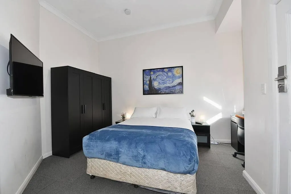 209BR3 – Beautiful Studio in Brunswick! AC, Parking, Deck! — 3