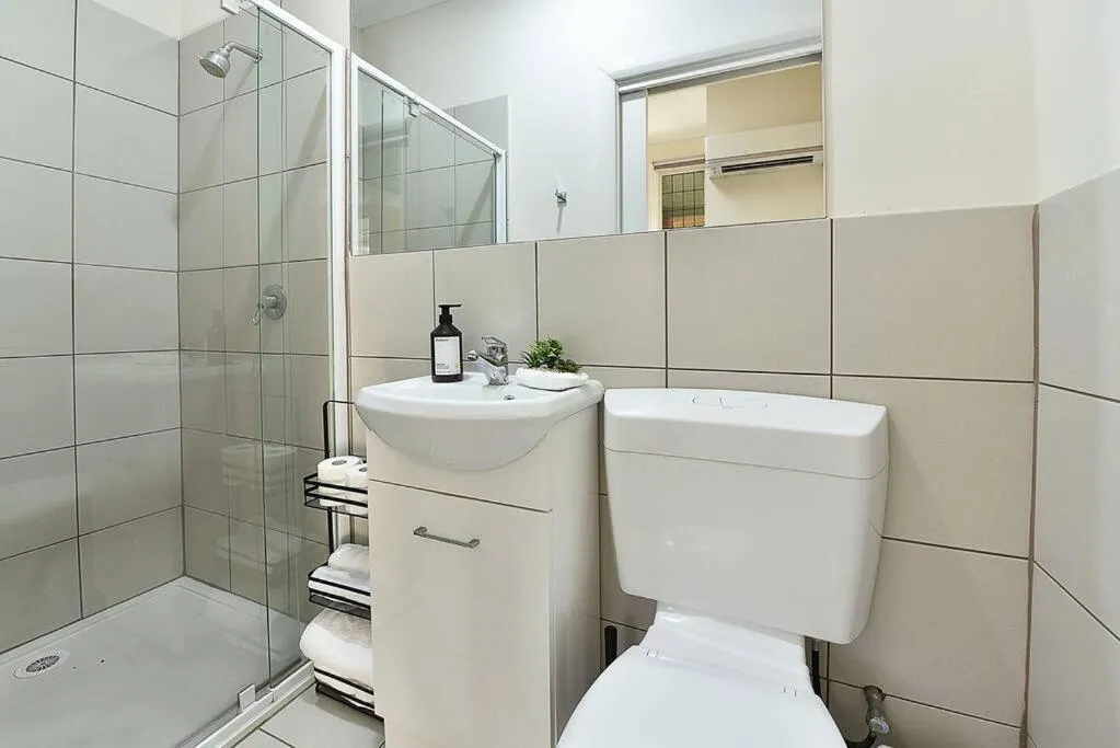 209BR3 – Beautiful Studio in Brunswick! AC, Parking, Deck! — 4