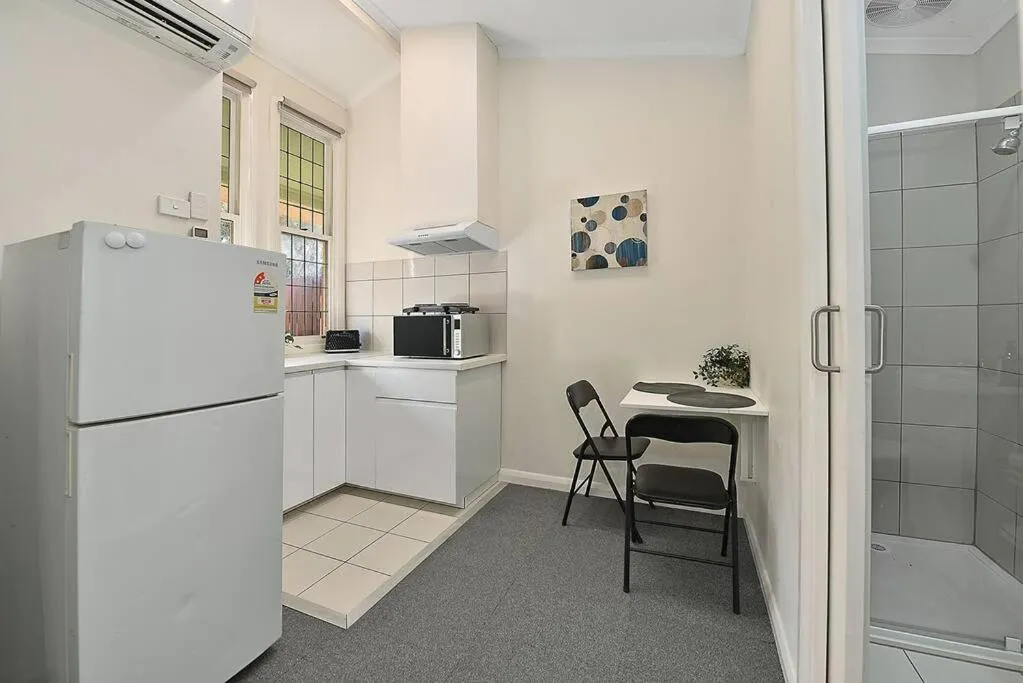209BR3 – Beautiful Studio in Brunswick! AC, Parking, Deck! — 5