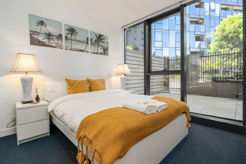 2 BD Luxury apartment at heart of Docklands with 85″ flat TV & Free Carpark