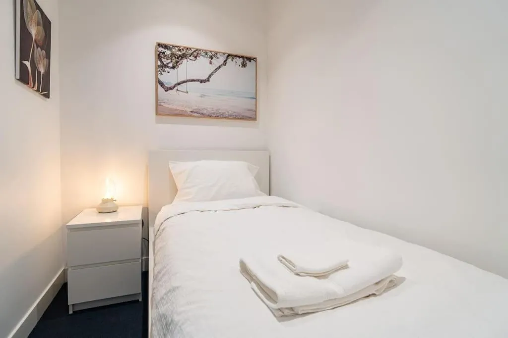 2 BD Luxury apartment at heart of Docklands with 85″ flat TV & Free Carpark — 5