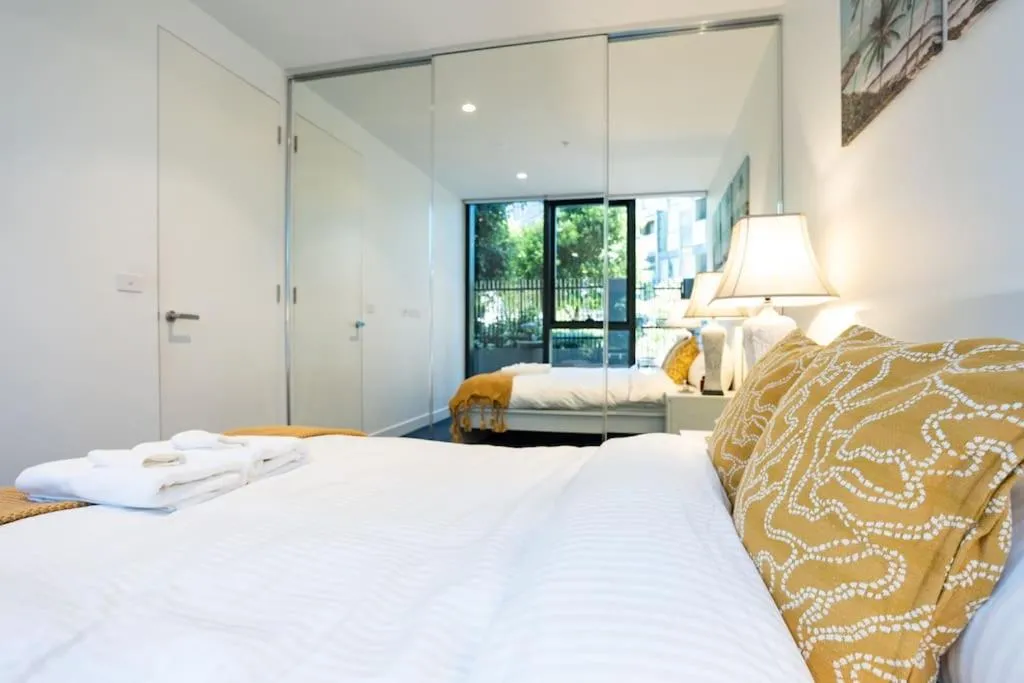 2 BD Luxury apartment at heart of Docklands with 85″ flat TV & Free Carpark — 4