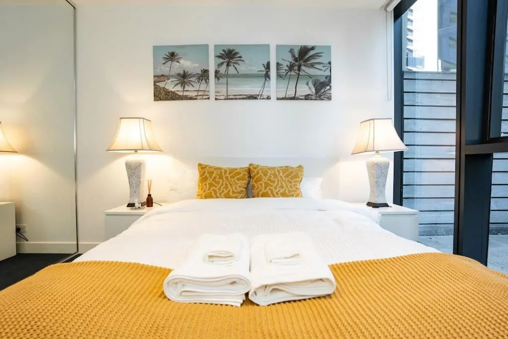 2 BD Luxury apartment at heart of Docklands with 85″ flat TV & Free Carpark — 3