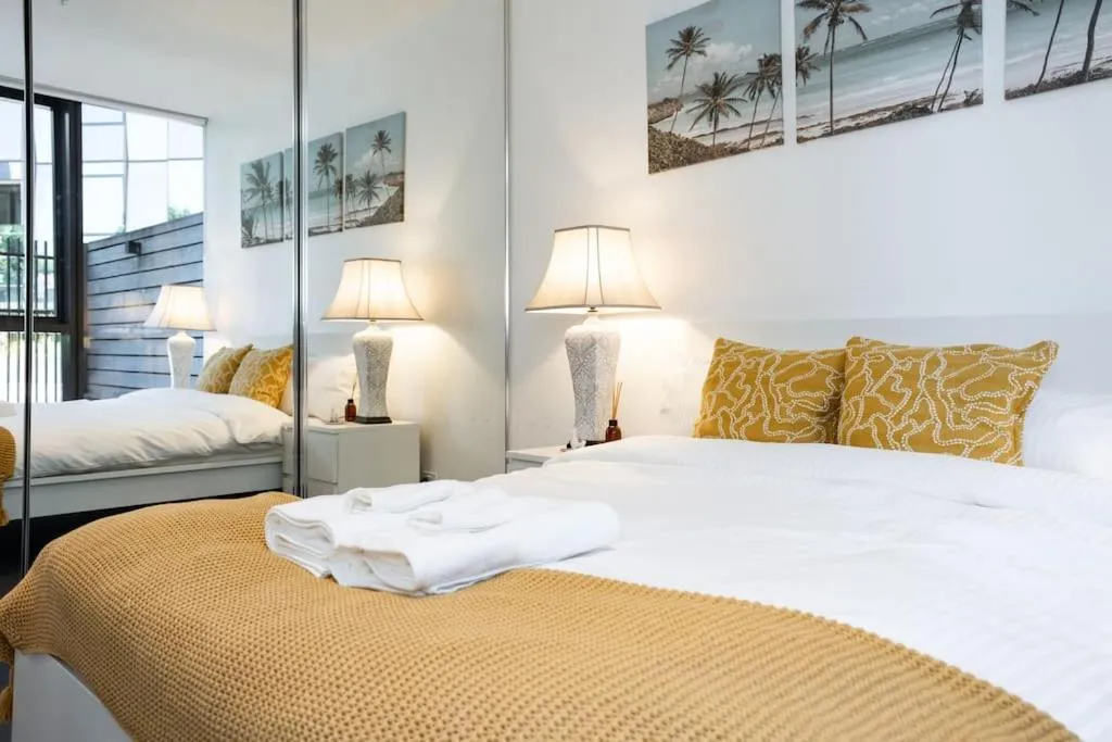 2 BD Luxury apartment at heart of Docklands with 85″ flat TV & Free Carpark — 2