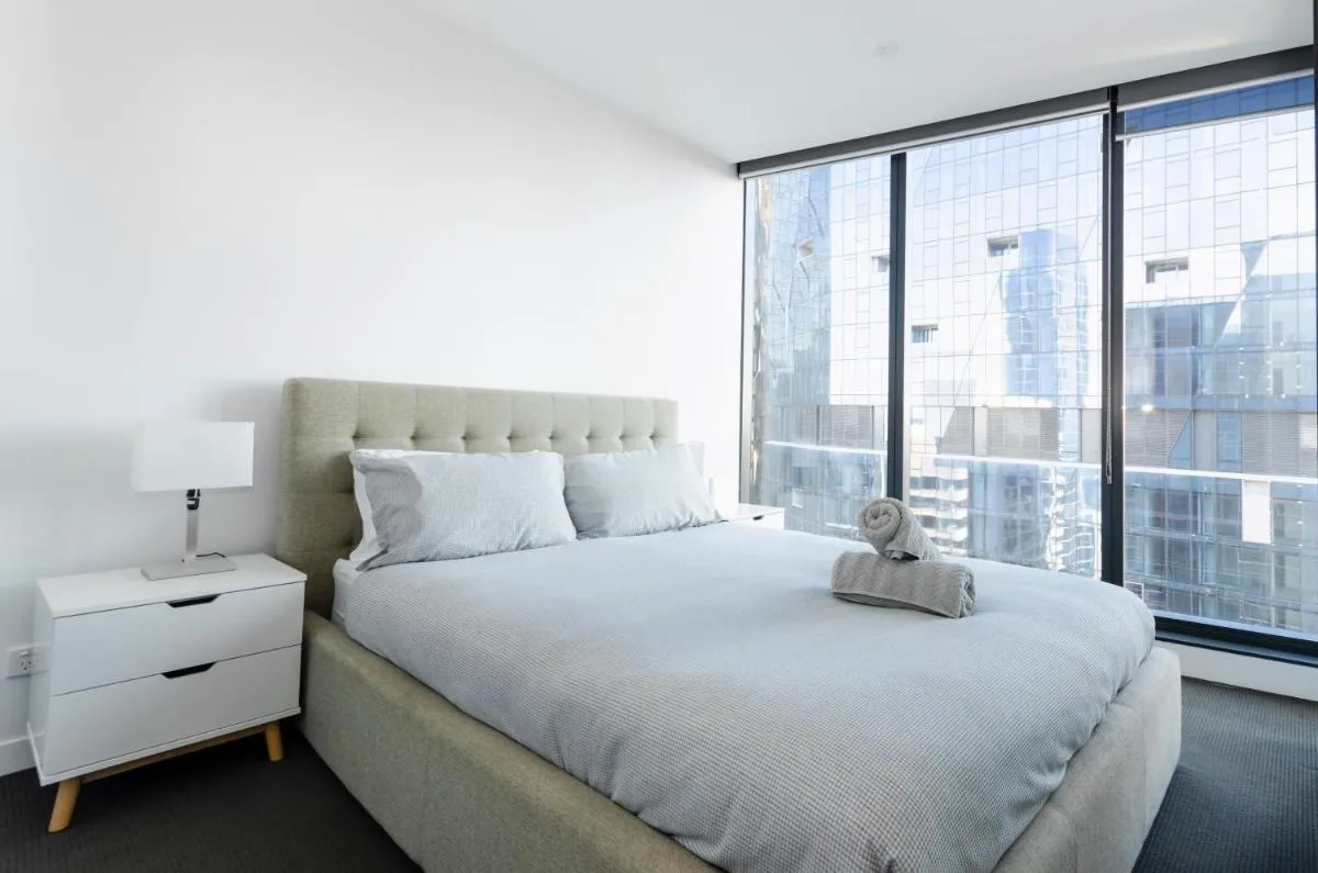 2BR CBD pad, city views, free parking, pool, gym — 2